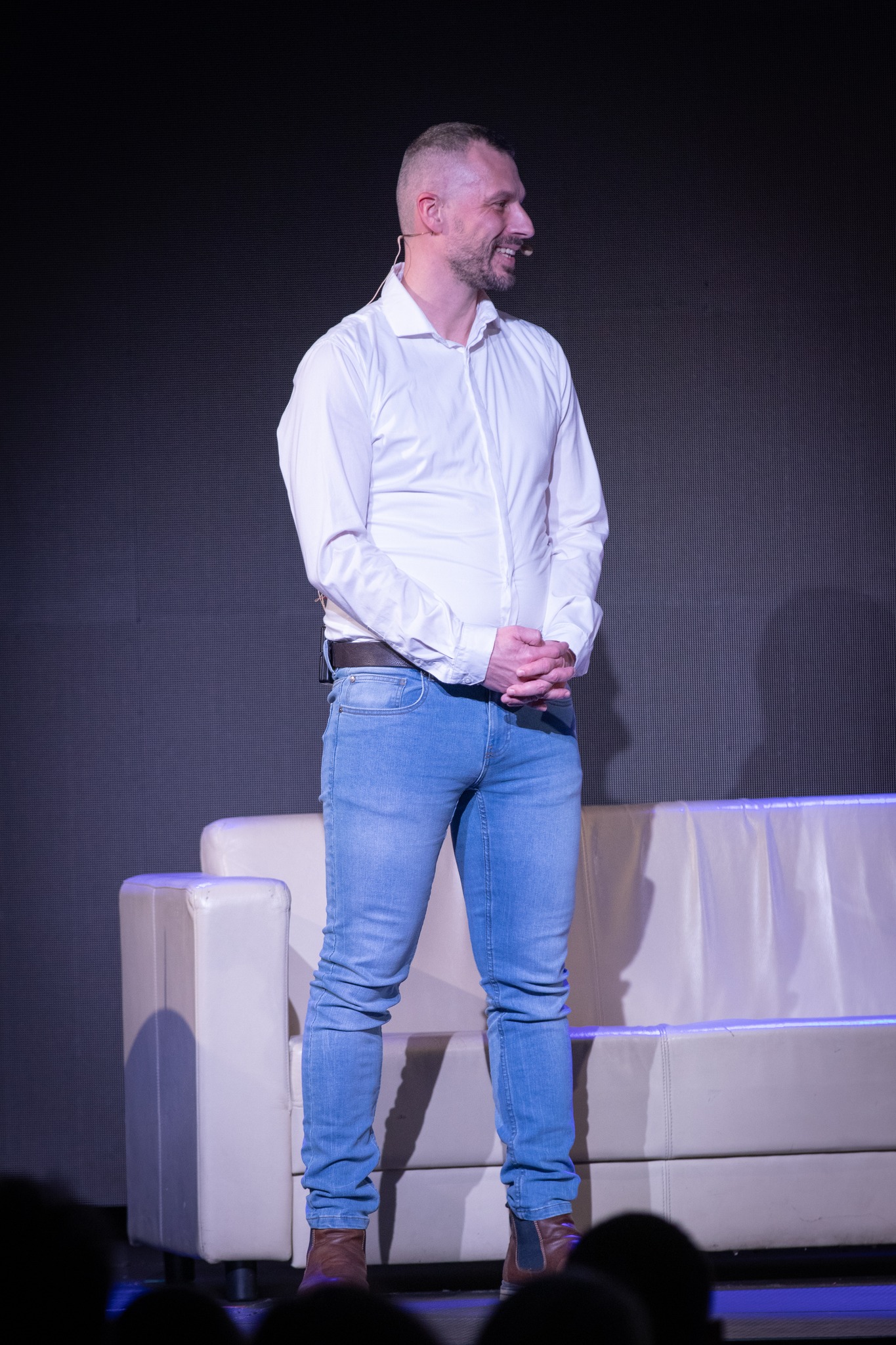 Michal Kmeť na pódiu firemného podujatia IBM