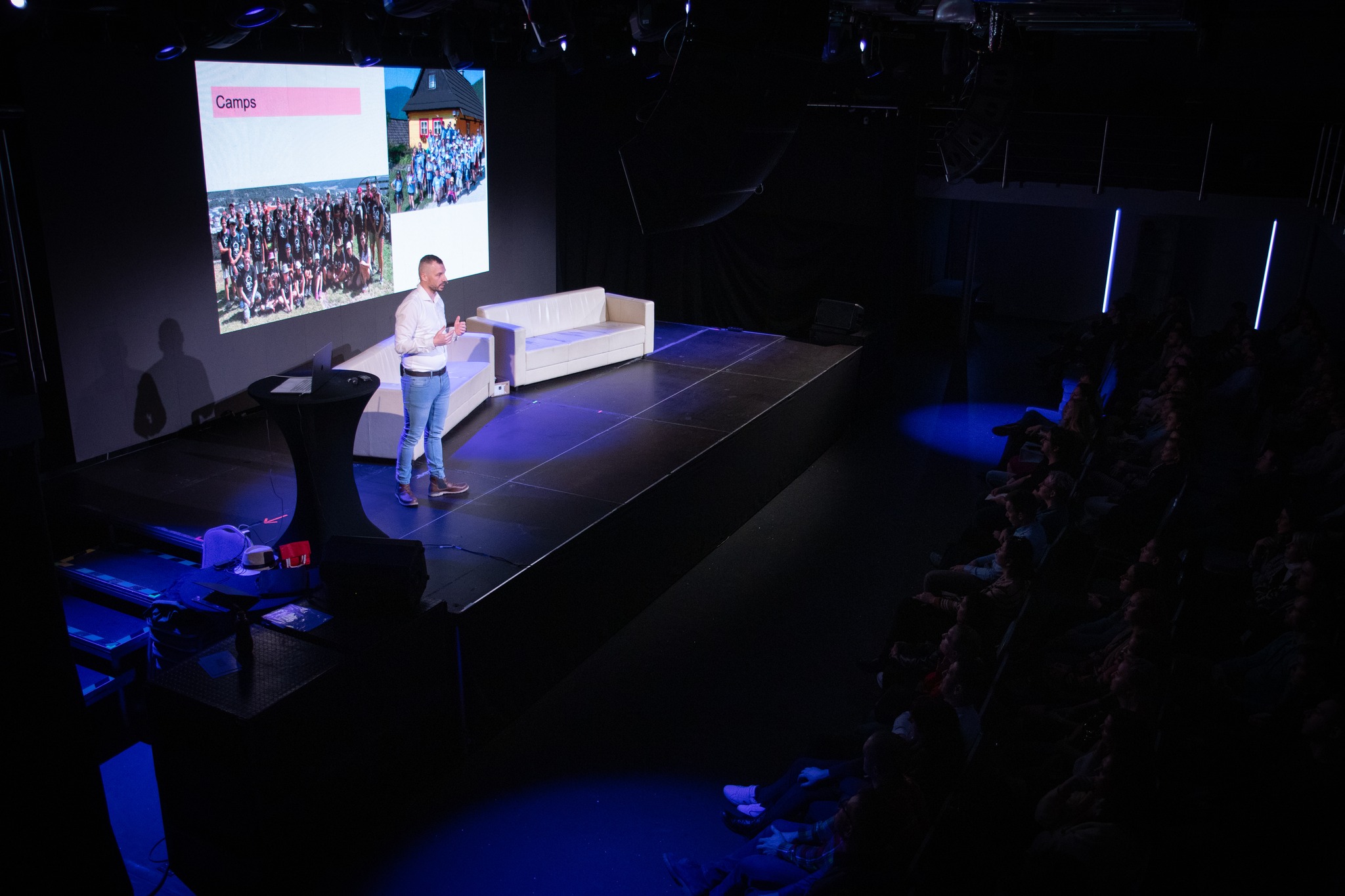 Pohľad na sálu počas vystúpenia Michala Kmeta — vyše 400 účastníkov firemného podujatia IBM