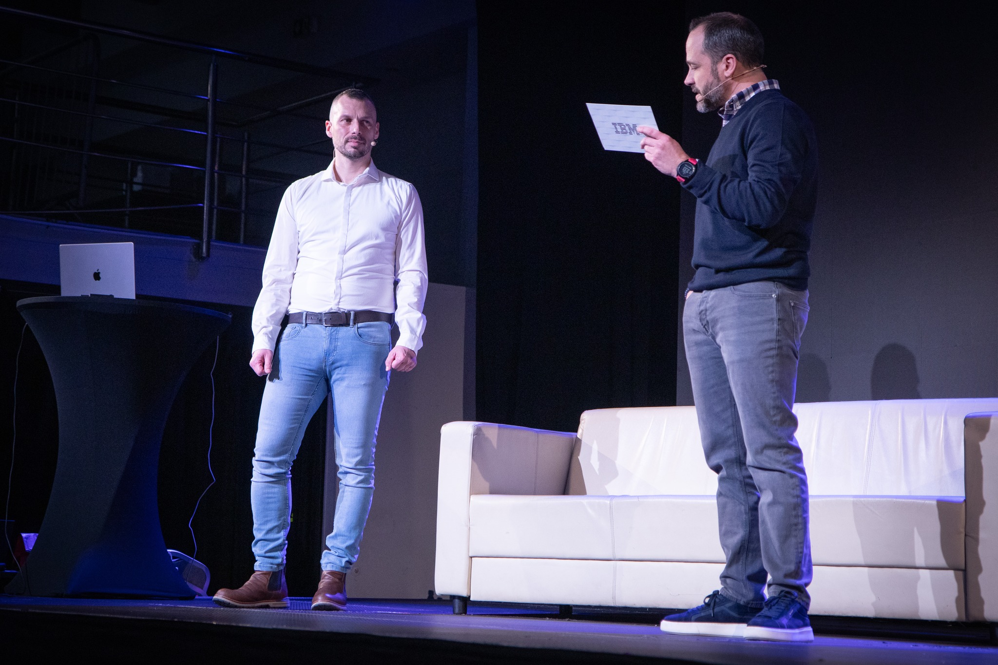 Michal Kmeť s predstaviteľom IBM na pódiu firemného podujatia