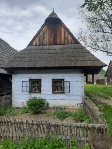 modrý domček s predzáhradkou muzeum slovenskej dediny